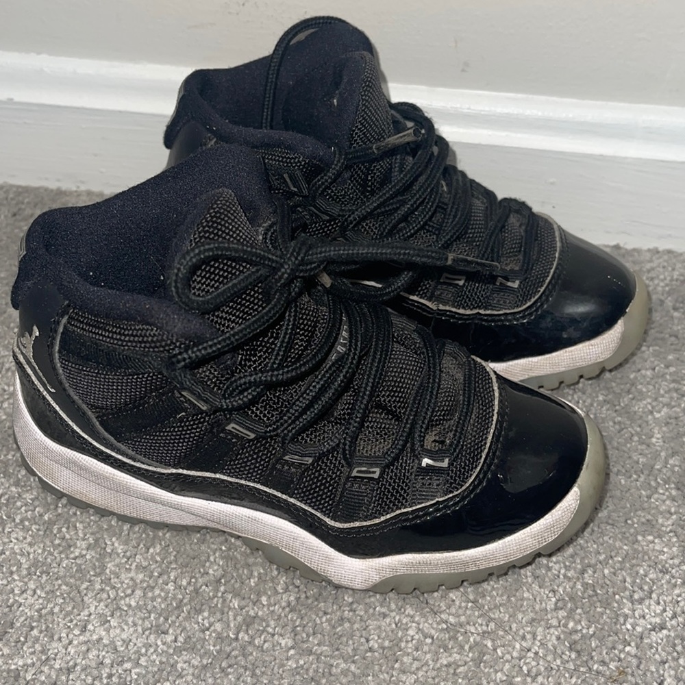 Jordan 11s black and white size 11c